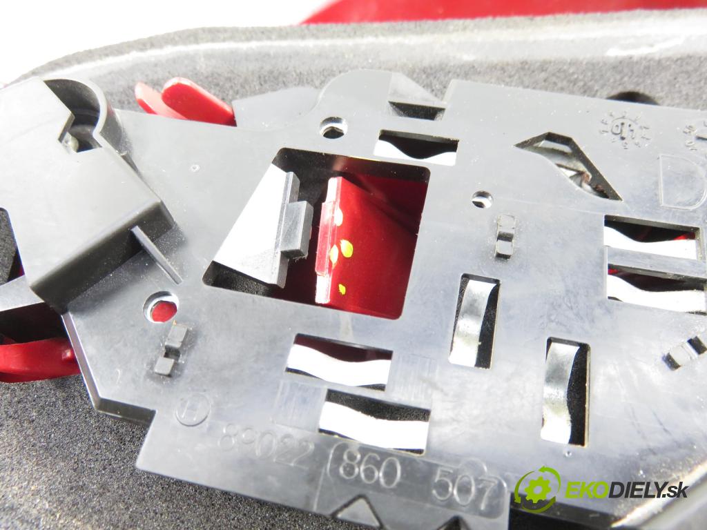 PEUGEOT 307 (3A/C) HB 2003 66,00 2.0 HDi 90 - RHY (DW10TD) 1997,00 Svetlo pravé zadné