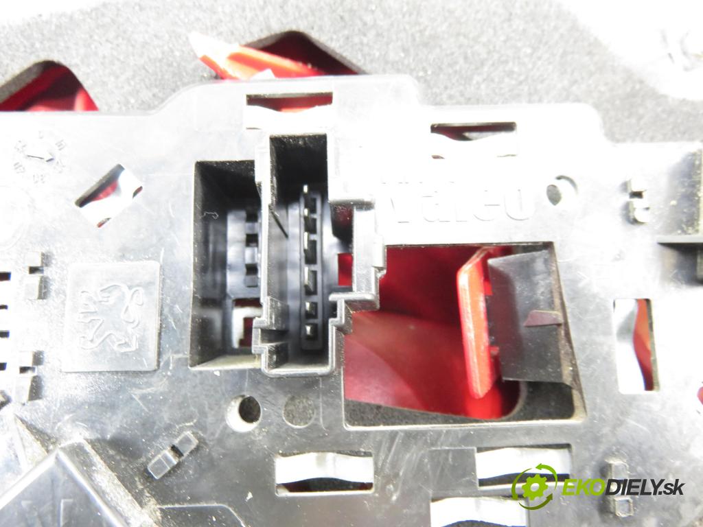 PEUGEOT 307 (3A/C) HB 2003 66,00 2.0 HDi 90 - RHY (DW10TD) 1997,00 Svetlo pravé zadné