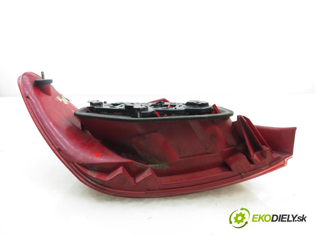 PEUGEOT 307 (3A/C) HB 2003 66,00 2.0 HDi 90 - RHY (DW10TD) 1997,00 Svetlo pravé zadné