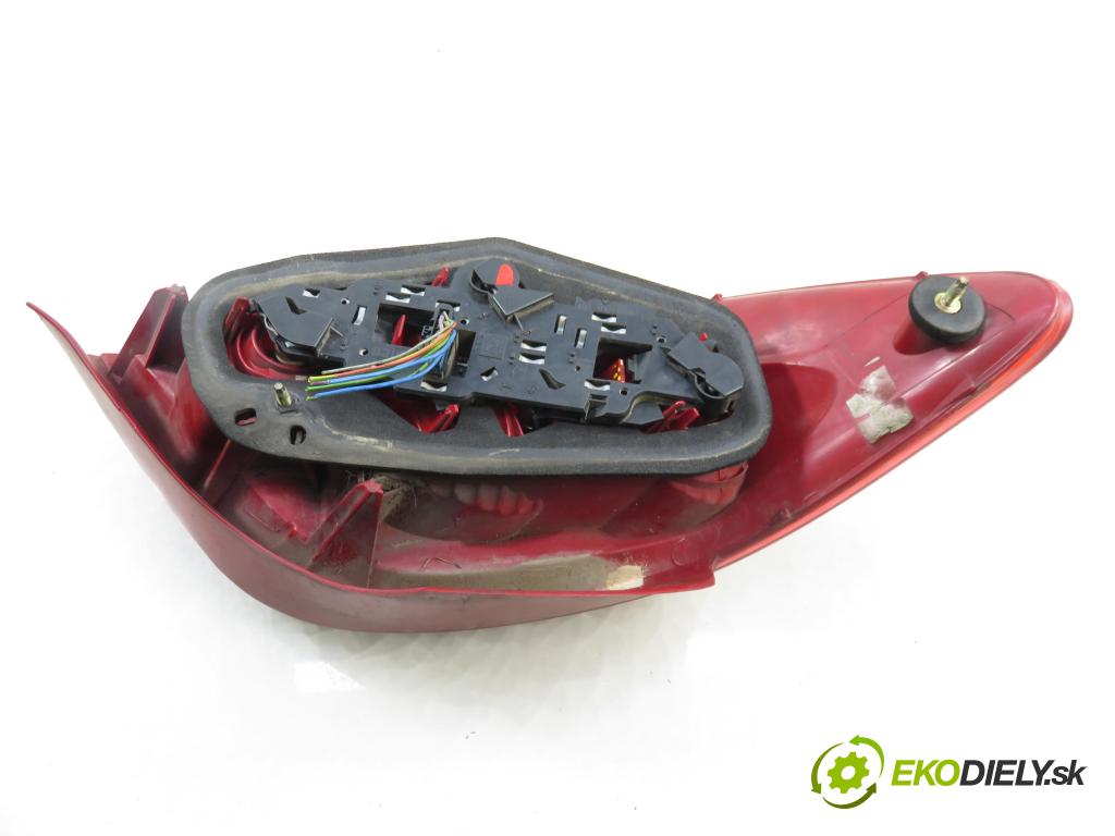 PEUGEOT 307 (3A/C) HB 2003 66,00 2.0 HDi 90 - RHY (DW10TD) 1997,00 Svetlo pravé zadné