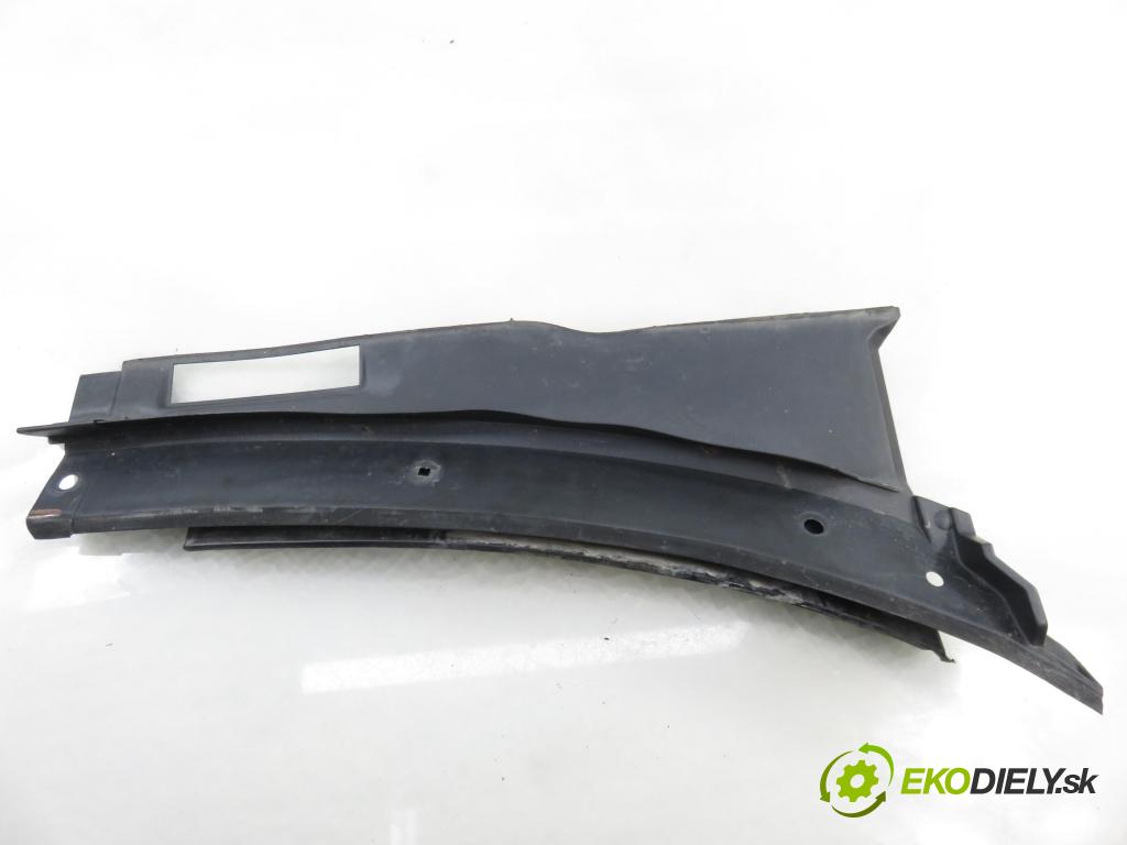 VW GOLF III Variant (1H5) KOMBI 1997 66,00 1.9 TDI - 1Z 1896,00 Torpédo, plast pod čelné okno 1H1819416B (Torpédo (plast pod čelným sklom))