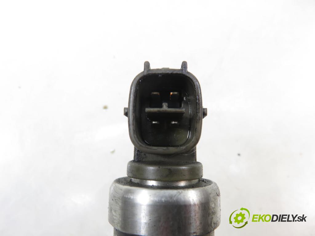 TOYOTA AVENSIS VERSO (_M2_) MINIVAN 2002 85,00 2.0 D (CLM20_) - 1CD-FTV 1995,00 vstrekovač 2367027030 (Vstrekovač paliva)