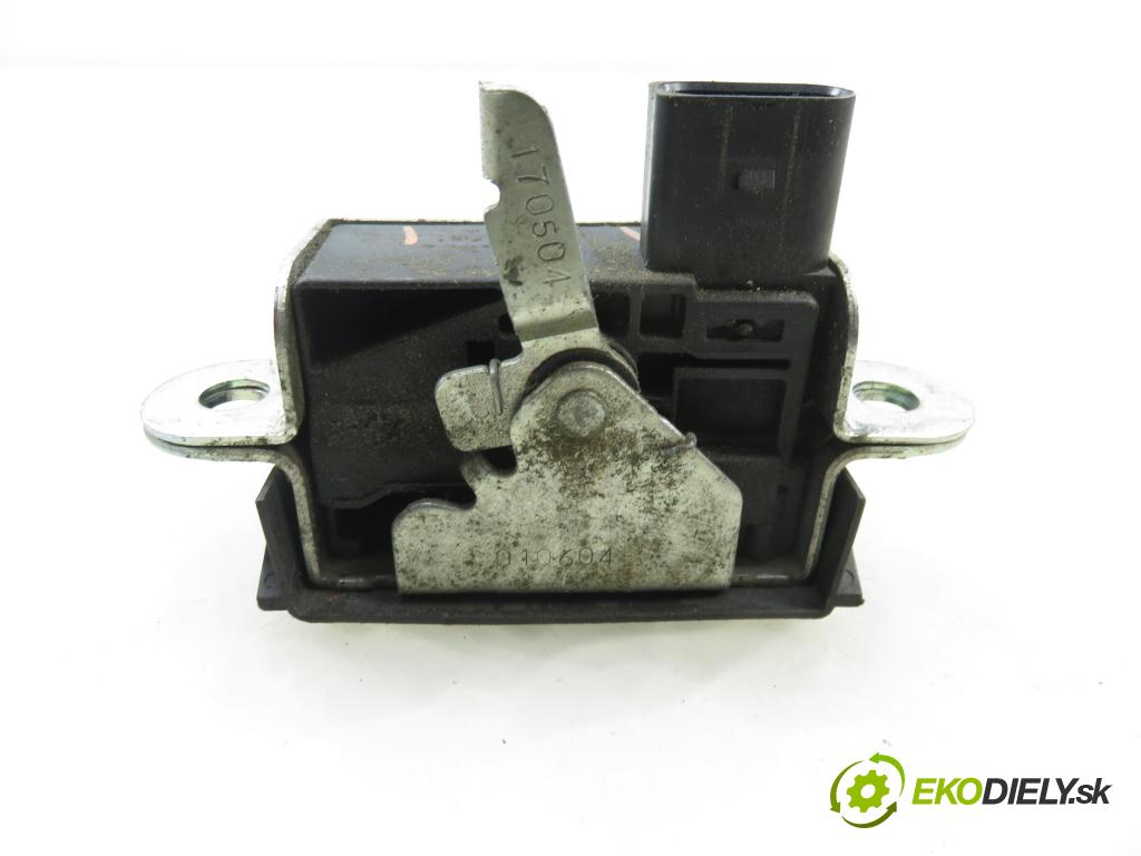 VW GOLF V (1K1) HB 2005 66,00 1.9 TDI PD 90 - BRU 1896,00 zámok dverí kufor EL. 1K6827505B