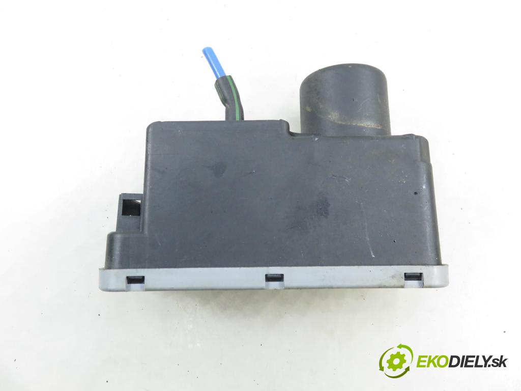 VW POLO (6N2) HB 2000 40,00 1.4 - ANX 1390,00 motorek zámku centrálního 1H0962257