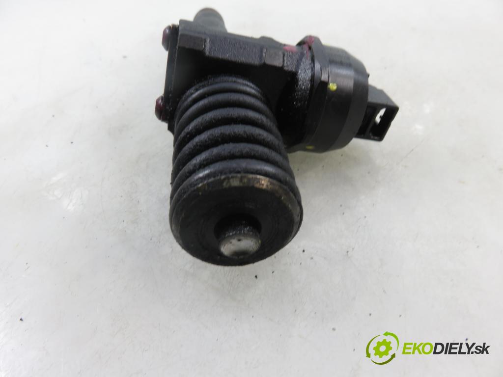 AUDI A4 Avant (8ED, B7) KOMBI 2007 103,00 2.0 TDI - BPW 1968,00 Vstrekovač 038130073BJ ; 0414720229 (Vstrekovač paliva)