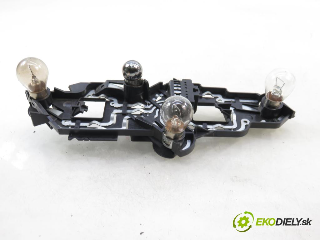 PEUGEOT 307 (3A/C) HB 2003 66,00 2.0 HDi 90 - RHY (DW10TD) 1997,00 vložka svetla ľavy zadné 89022859504