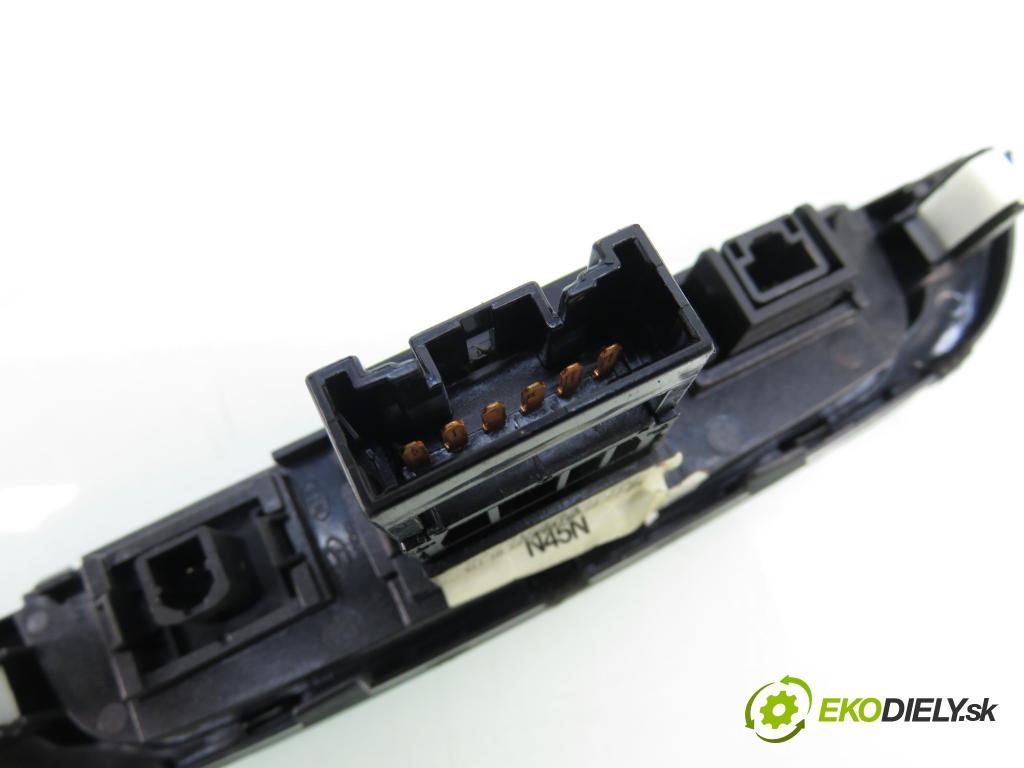 HYUNDAI ix35 (LM, EL, ELH) SUV 2011 135,00 2.0 CRDi 4WD 184 - D4HA 1995,00 prepínač výstražných (núdzových) 937902S100BLH