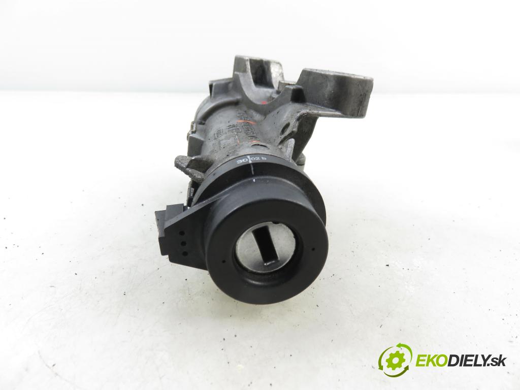 AUDI A3 (8L1) HB 2002 74,00 1.9 TDI - AXR 1896,00 spinačka / zámky 4B0905851G