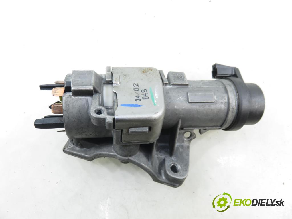 AUDI A3 (8L1) HB 2002 74,00 1.9 TDI - AXR 1896,00 spinačka / zámky 4B0905851G