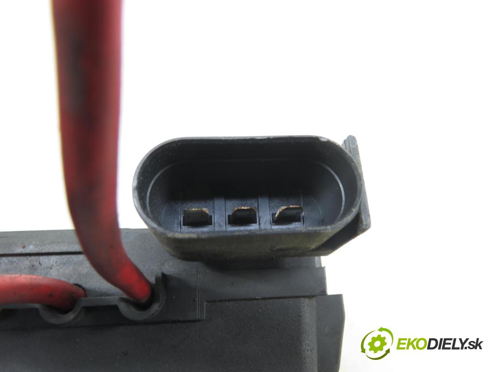 AUDI A3 (8L1) HB 2002 74,00 1.9 TDI - AXR 1896,00 skříňka POJISTKY: na AKUMULATOR: 1J0937550AB