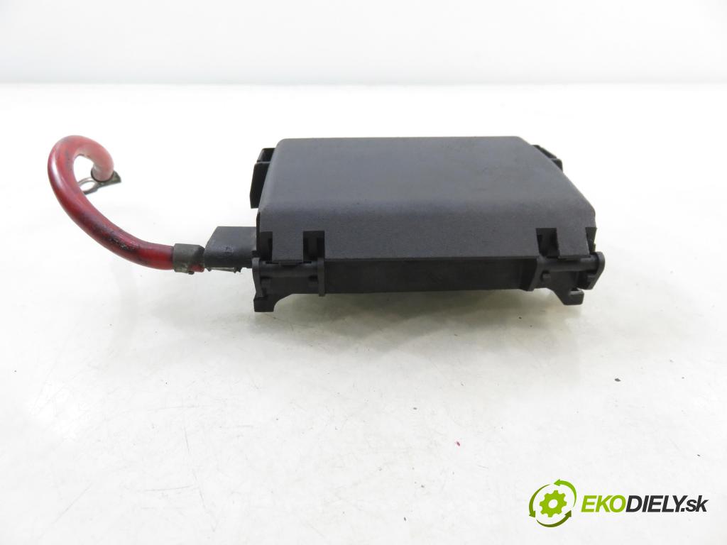 AUDI A3 (8L1) HB 2002 74,00 1.9 TDI - AXR 1896,00 skříňka POJISTKY: na AKUMULATOR: 1J0937550AB