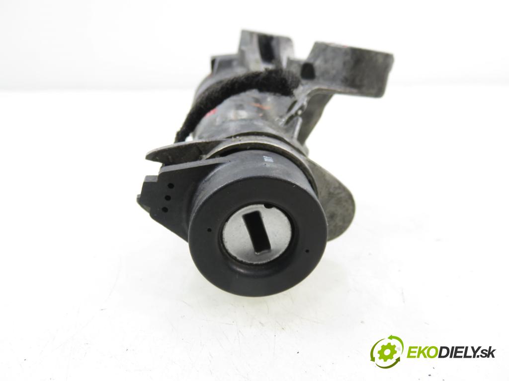 AUDI A3 (8L1) HB 2001 92,00 1.8 - AGN 1781,00 spinačka / zámky 4B0905851C