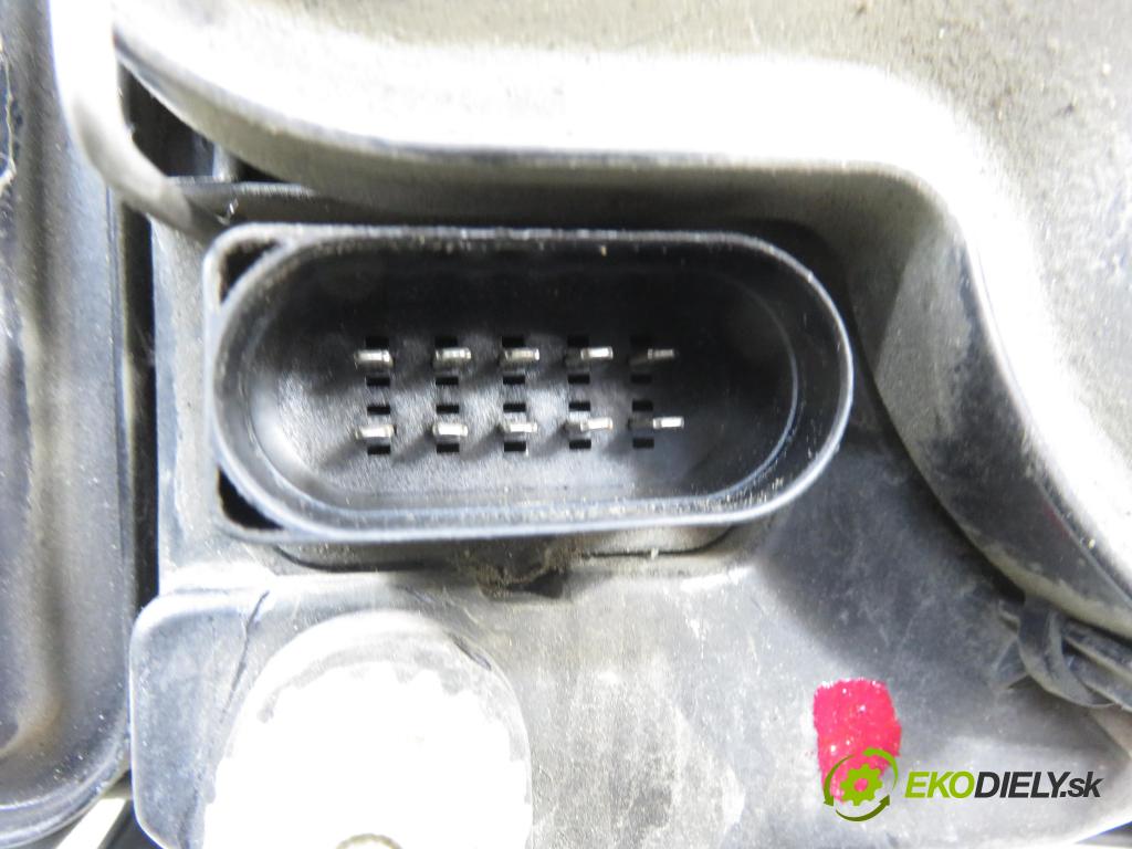 VW BORA (1J2) SEDAN 2000 85,00 2 - AQY 1984,00 Svetlo LP