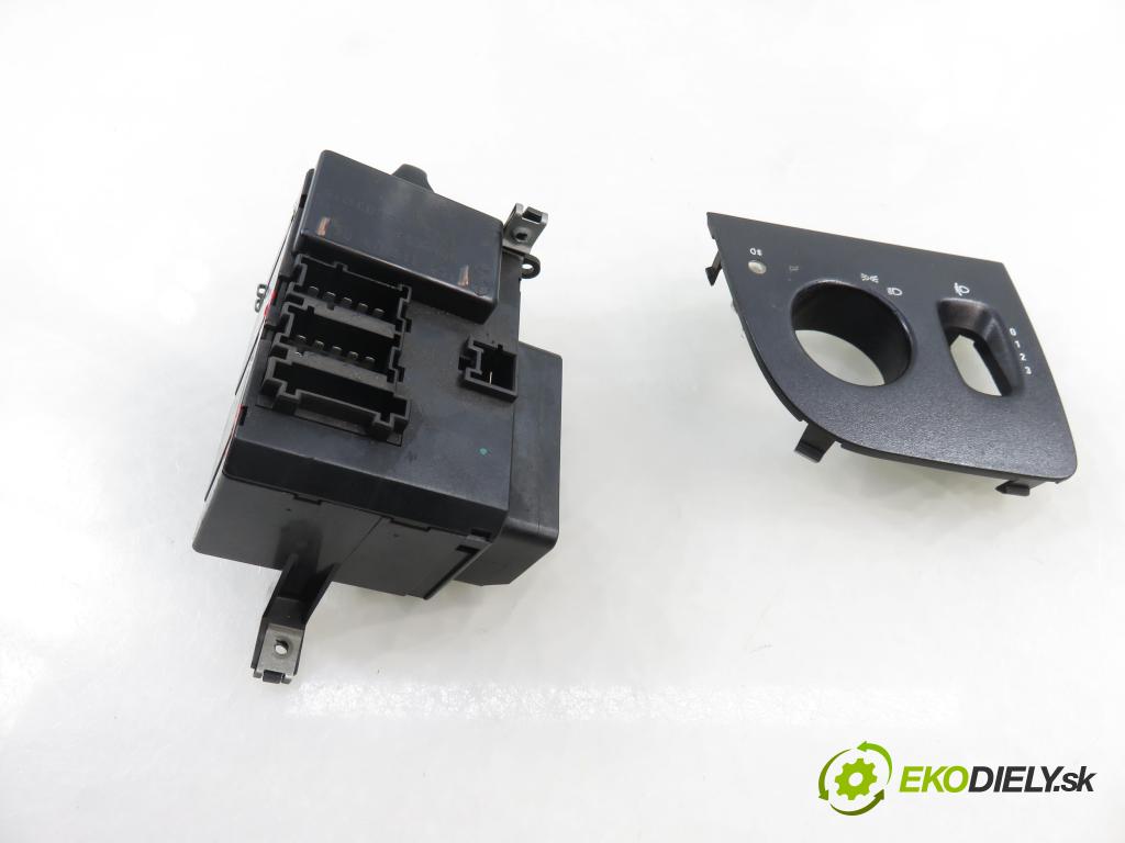 MERCEDES-BENZ VANEO (414) MINIVAN 2002 67,00 1.7 CDI (414.700) - OM 668.914 1689,00 prepínač svetlá 1685450104