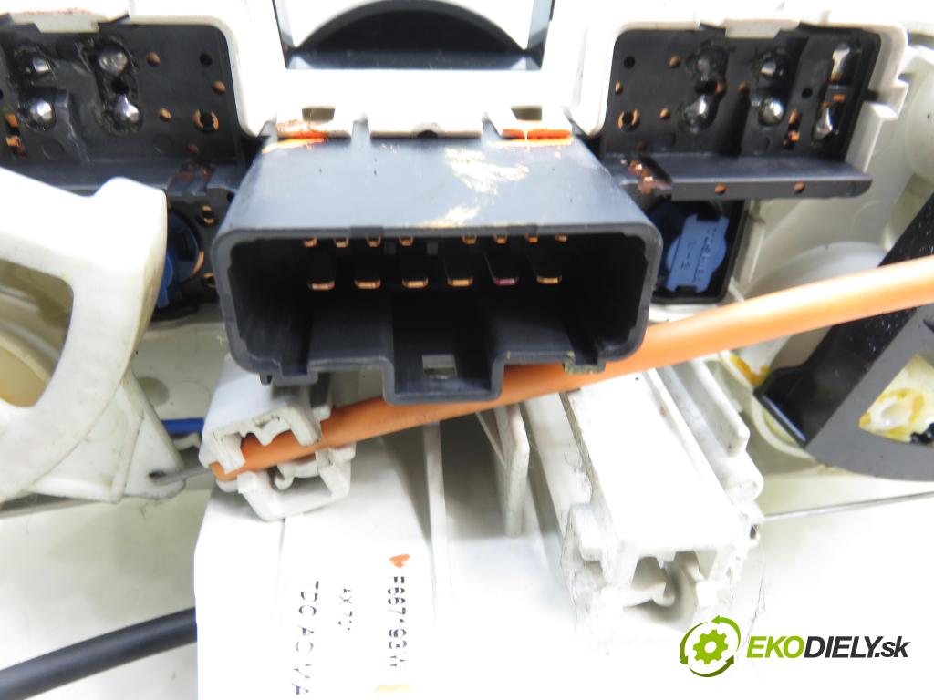 NISSAN MICRA III (K12) HB 2004 65,00 1.3 - CGA3DE 1348,00 Panel kúrenia KLIMATIZACE: F667193W