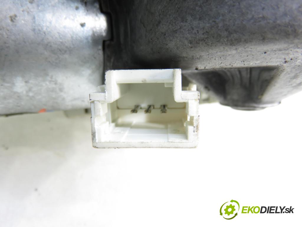 NISSAN MICRA III (K12) HB 2004 65,00 1.3 - CGA3DE 1348,00 Motorček stierače zadné 8200017385