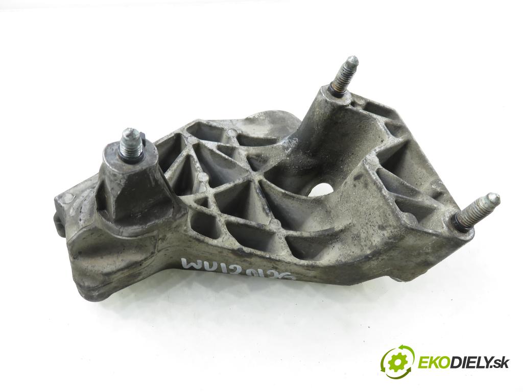 SKODA OCTAVIA I (1U2) LIFTBACK 1998 92,00 1.8 - AGN 1781,00 uchycení motora 038199207H