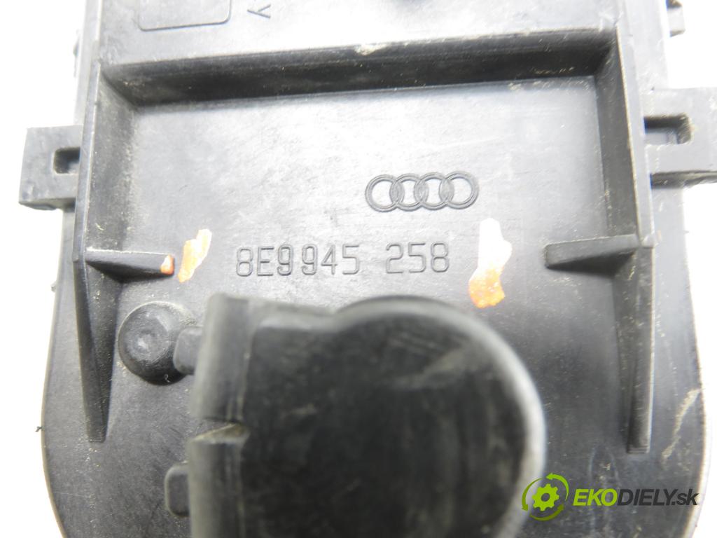 AUDI A4 Avant (8E5, B6) KOMBI 2002 96,00 1.9 TDI - AWX 1896,00 vložka svetla pravy zadné 8E9945258