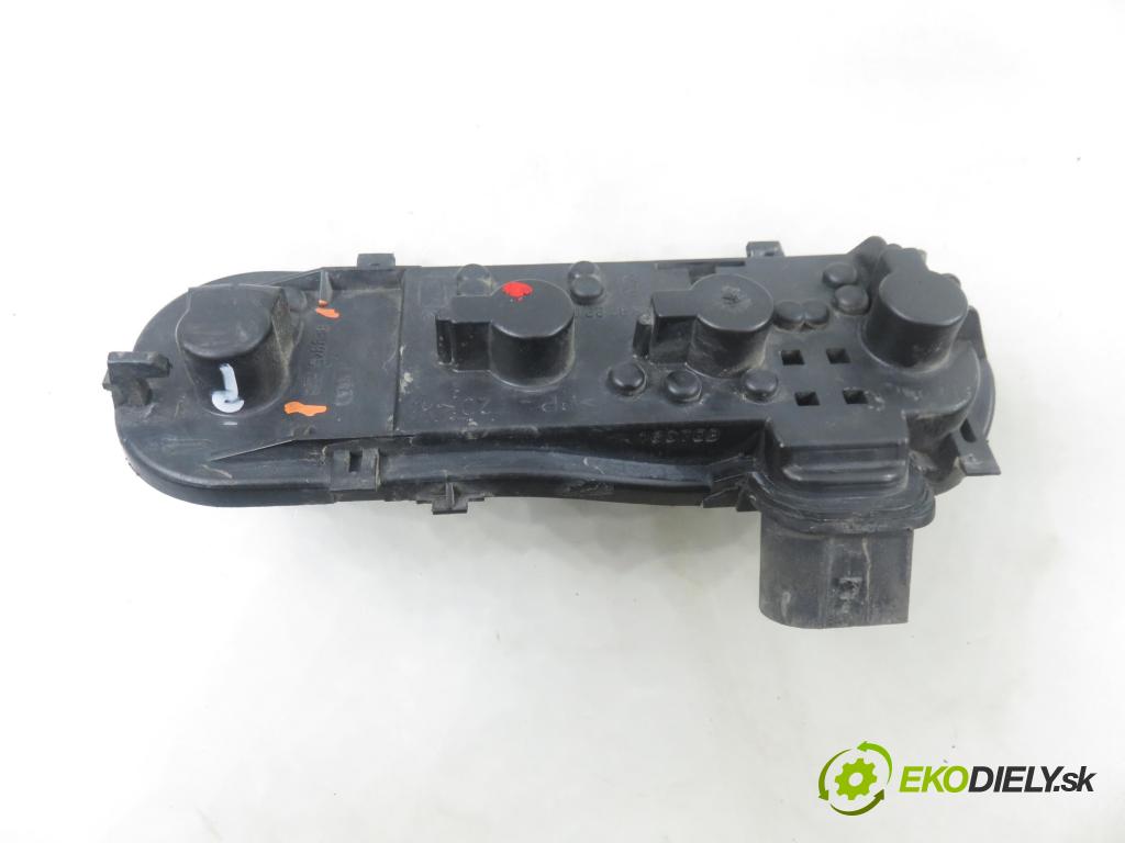 AUDI A4 Avant (8E5, B6) KOMBI 2002 96,00 1.9 TDI - AWX 1896,00 vložka svetla pravy zadné 8E9945258