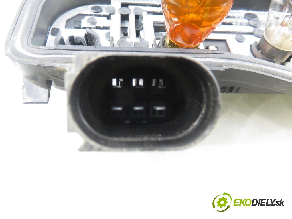 AUDI A4 Avant (8E5, B6) KOMBI 2002 96,00 1.9 TDI - AWX 1896,00 vložka svetla pravy zadné 8E9945258