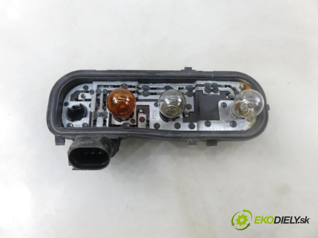 AUDI A4 Avant (8E5, B6) KOMBI 2002 96,00 1.9 TDI - AWX 1896,00 vložka svetla pravy zadné 8E9945258