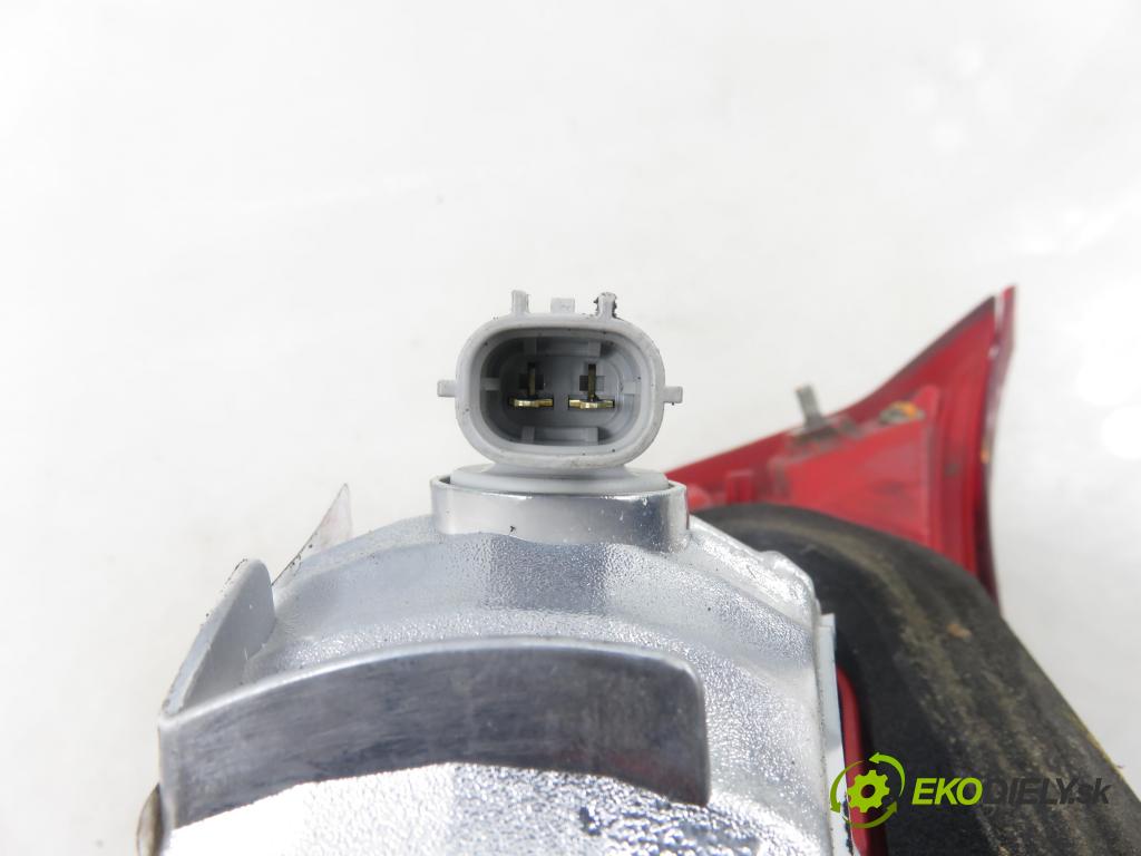 TOYOTA AURIS TOURING SPORTS (_E18_) KOMBI 2014 91,00 2.0 D-4D 124 (ADE186_) - 1AD-FTV 1998,00 světlo pravé zadní kufr