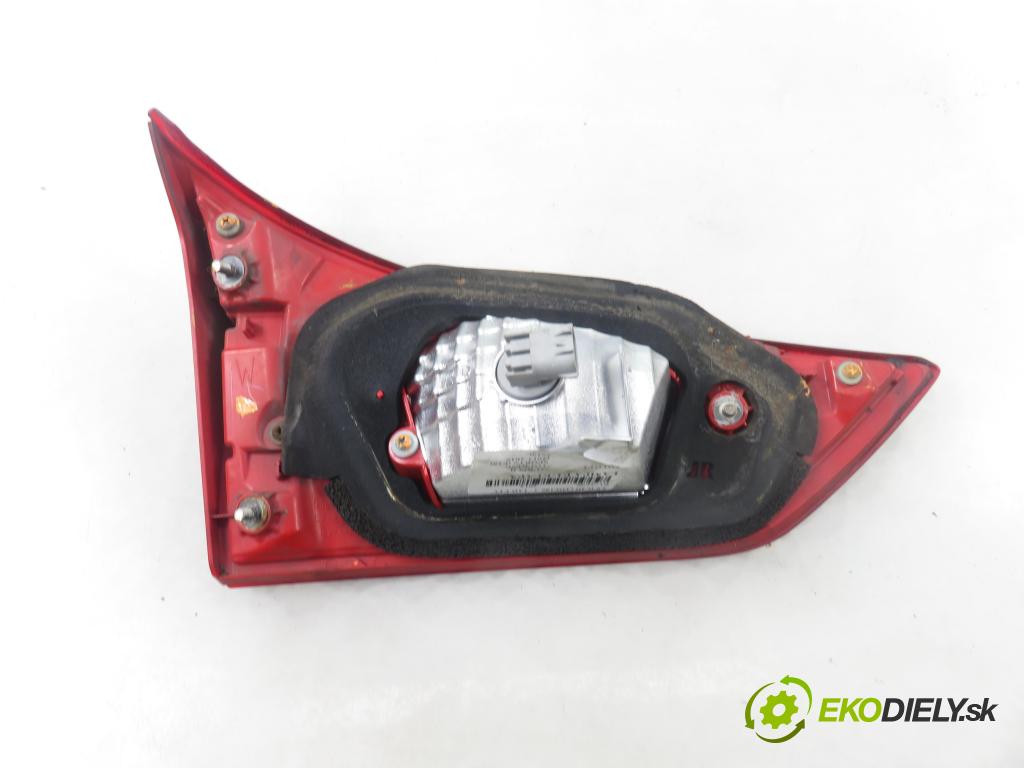 TOYOTA AURIS TOURING SPORTS (_E18_) KOMBI 2014 91,00 2.0 D-4D 124 (ADE186_) - 1AD-FTV 1998,00 světlo pravé zadní kufr