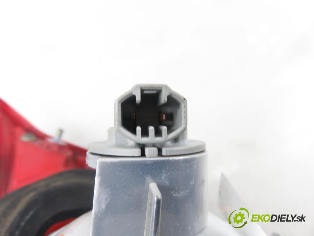 TOYOTA AURIS TOURING SPORTS (_E18_) KOMBI 2014 91,00 2.0 D-4D 124 (ADE186_) - 1AD-FTV 1998,00 světlo levé zadní kufr