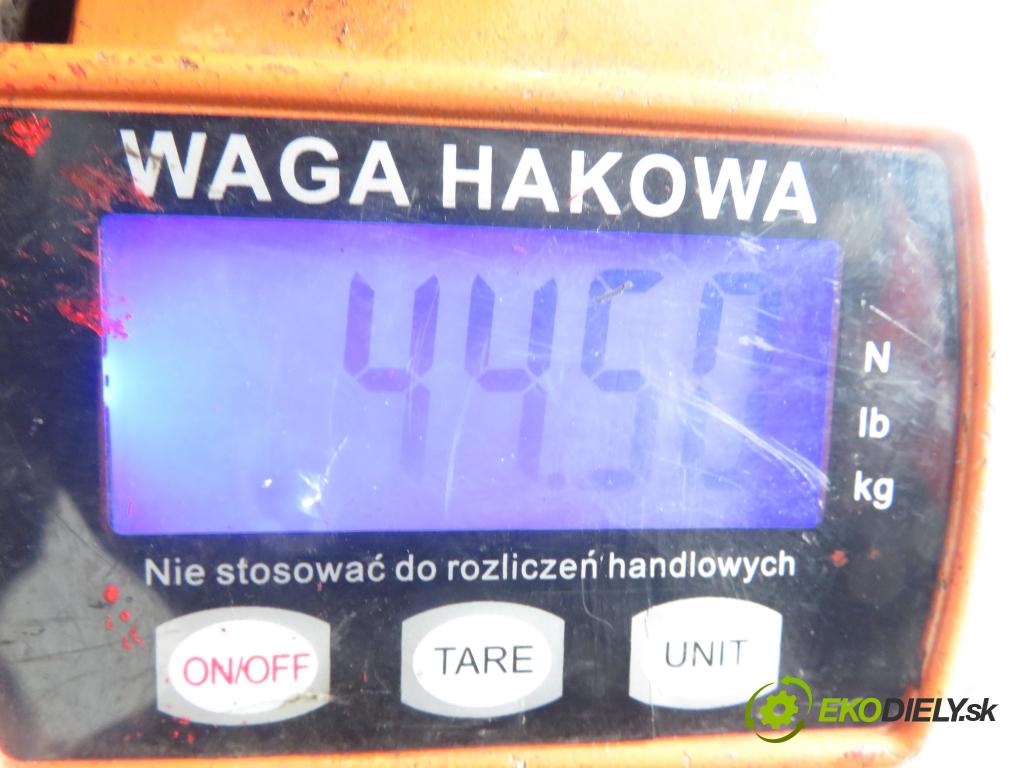 AUDI A4 (8D2, B5) SEDAN 2000 85,00 1.9 TDI - AJM 1896,00 výztuha zadní část ABS