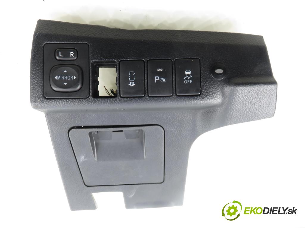 TOYOTA AURIS TOURING SPORTS (_E18_) KOMBI 2014 91,00 2.0 D-4D 124 (ADE186_) - 1AD-FTV 1998,00 přihrádka kastlík volantu 5554502050