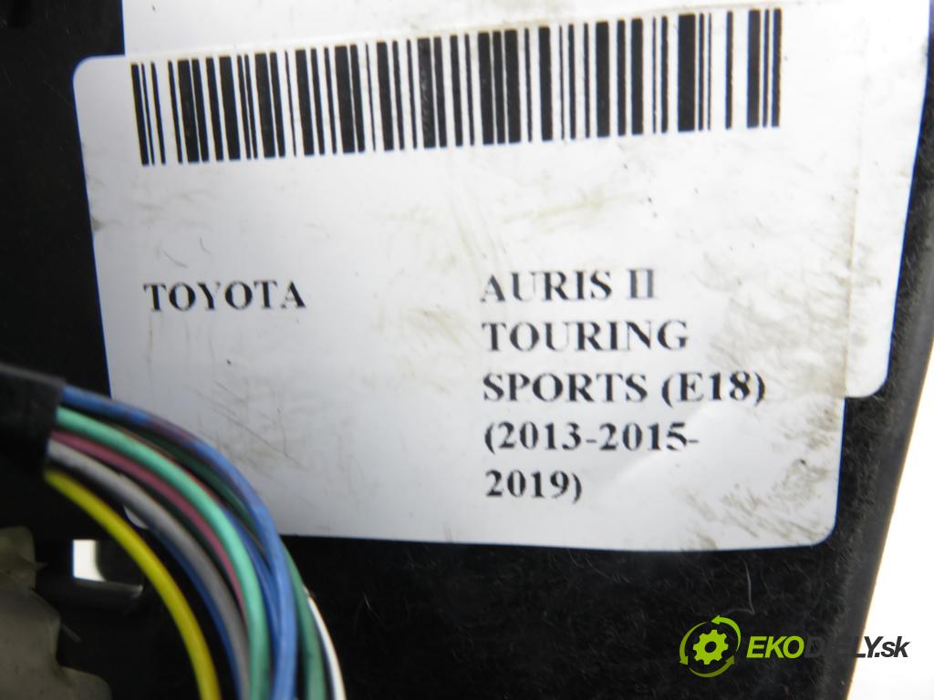 TOYOTA AURIS TOURING SPORTS (_E18_) KOMBI 2014 91,00 2.0 D-4D 124 (ADE186_) - 1AD-FTV 1998,00 přihrádka kastlík volantu 5554502050