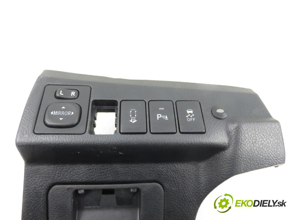 TOYOTA AURIS TOURING SPORTS (_E18_) KOMBI 2014 91,00 2.0 D-4D 124 (ADE186_) - 1AD-FTV 1998,00 přihrádka kastlík volantu 5554502050