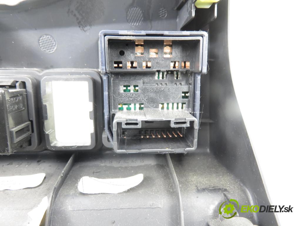 TOYOTA AURIS TOURING SPORTS (_E18_) KOMBI 2014 91,00 2.0 D-4D 124 (ADE186_) - 1AD-FTV 1998,00 přihrádka kastlík volantu 5554502050