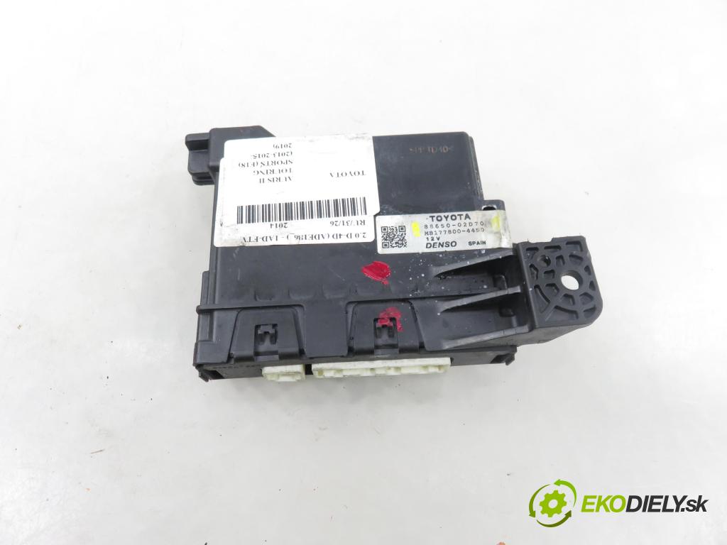 TOYOTA AURIS TOURING SPORTS (_E18_) KOMBI 2014 91,00 2.0 D-4D 124 (ADE186_) - 1AD-FTV 1998,00 řídící jednotka klimatizace 8865002D70 ; MB1778004450 (Klika dveří ostatní)