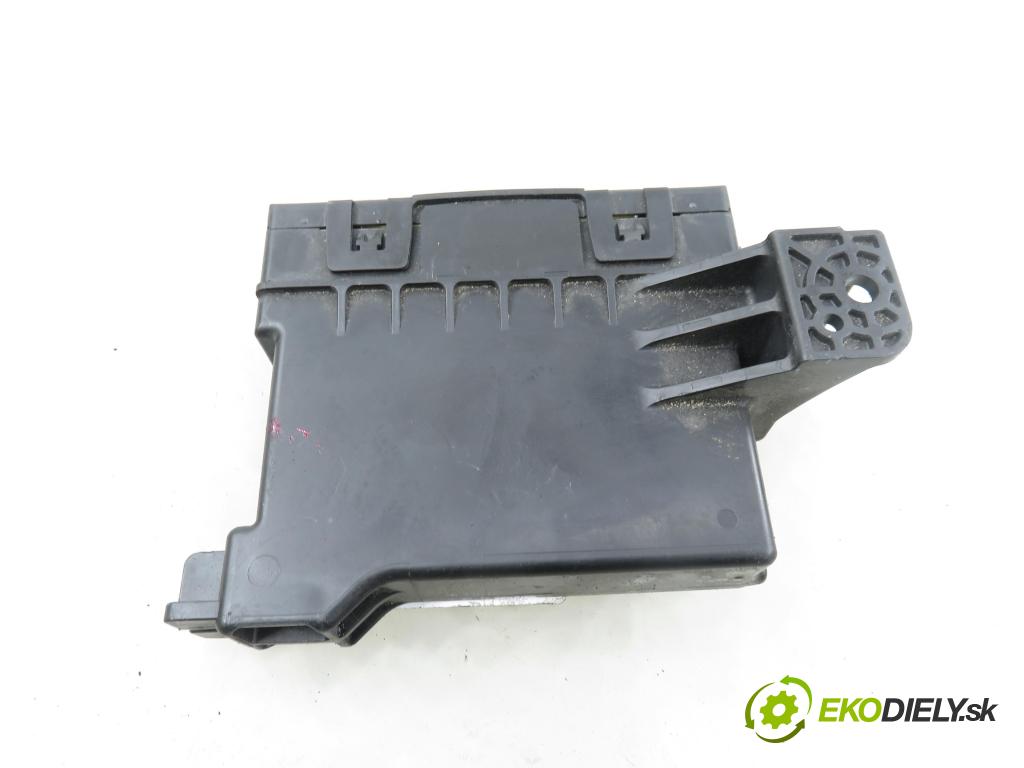 TOYOTA AURIS TOURING SPORTS (_E18_) KOMBI 2014 91,00 2.0 D-4D 124 (ADE186_) - 1AD-FTV 1998,00 Riadiaca jednotka klimatizácie 8865002D70 ; MB1778004450 (Kľučka dverí ostatné)