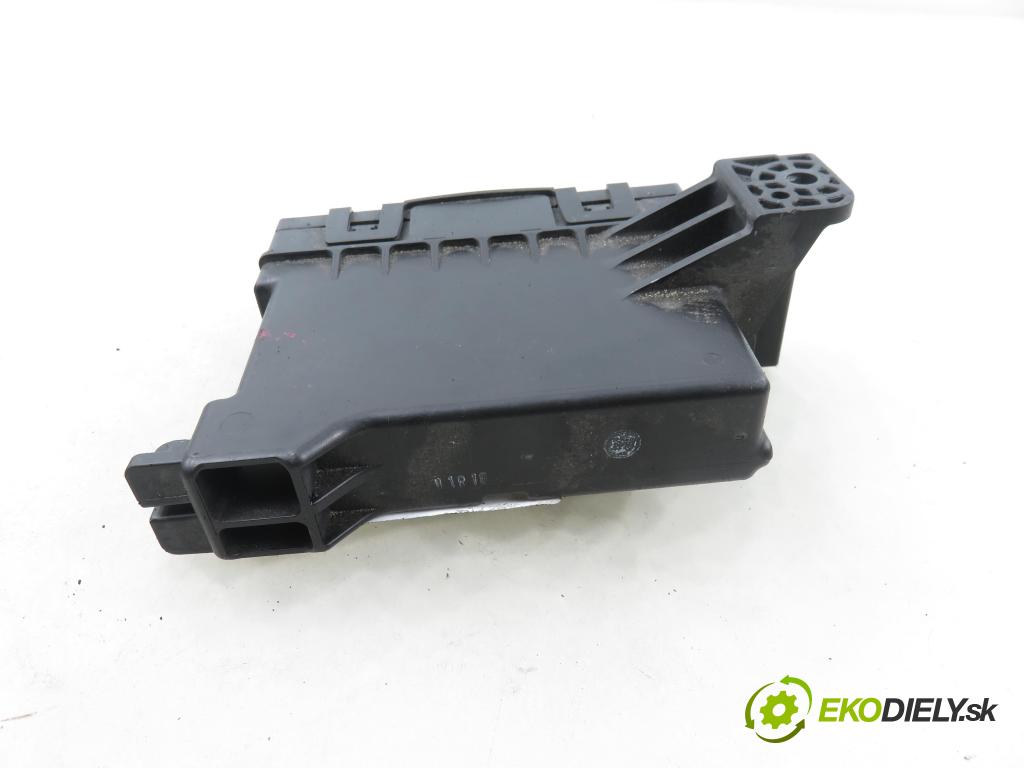 TOYOTA AURIS TOURING SPORTS (_E18_) KOMBI 2014 91,00 2.0 D-4D 124 (ADE186_) - 1AD-FTV 1998,00 Riadiaca jednotka klimatizácie 8865002D70 ; MB1778004450 (Kľučka dverí ostatné)