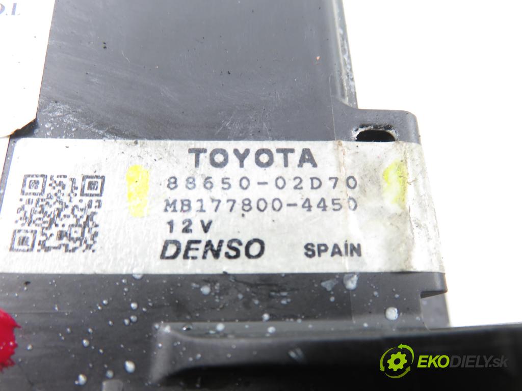 TOYOTA AURIS TOURING SPORTS (_E18_) KOMBI 2014 91,00 2.0 D-4D 124 (ADE186_) - 1AD-FTV 1998,00 Riadiaca jednotka klimatizácie 8865002D70 ; MB1778004450 (Kľučka dverí ostatné)