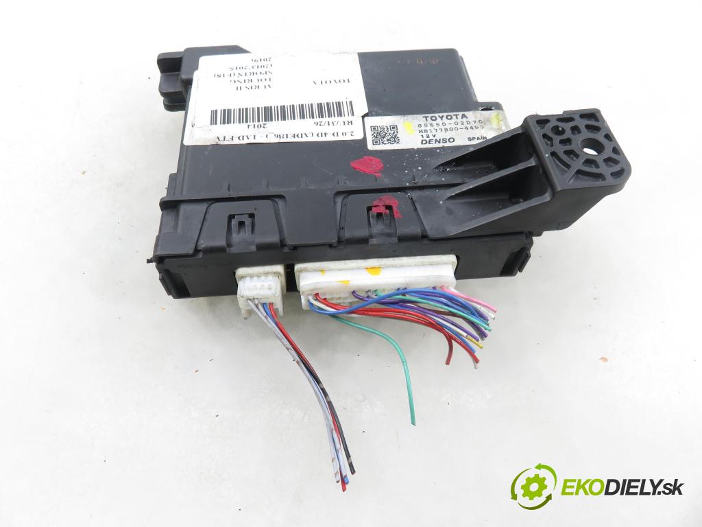 TOYOTA AURIS TOURING SPORTS (_E18_) KOMBI 2014 91,00 2.0 D-4D 124 (ADE186_) - 1AD-FTV 1998,00 Riadiaca jednotka klimatizácie 8865002D70 ; MB1778004450 (Kľučka dverí ostatné)