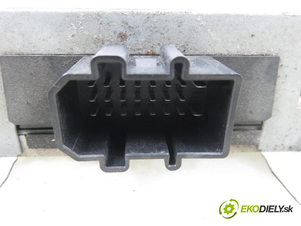 AUDI A4 Avant (8E5, B6) KOMBI 2002 96,00 1.9 TDI - AWX 1896,00 Zosilňovač 8E9035223 (Zosilňovač)