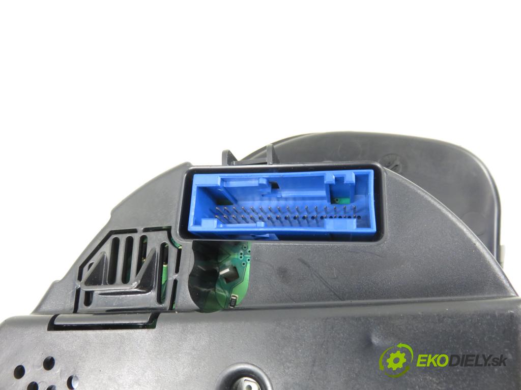 VW PASSAT B5.5 (3B3) SEDAN 2001 85,00 2 - AZM 1984,00 Prístrojovka elektrický 3B0920807