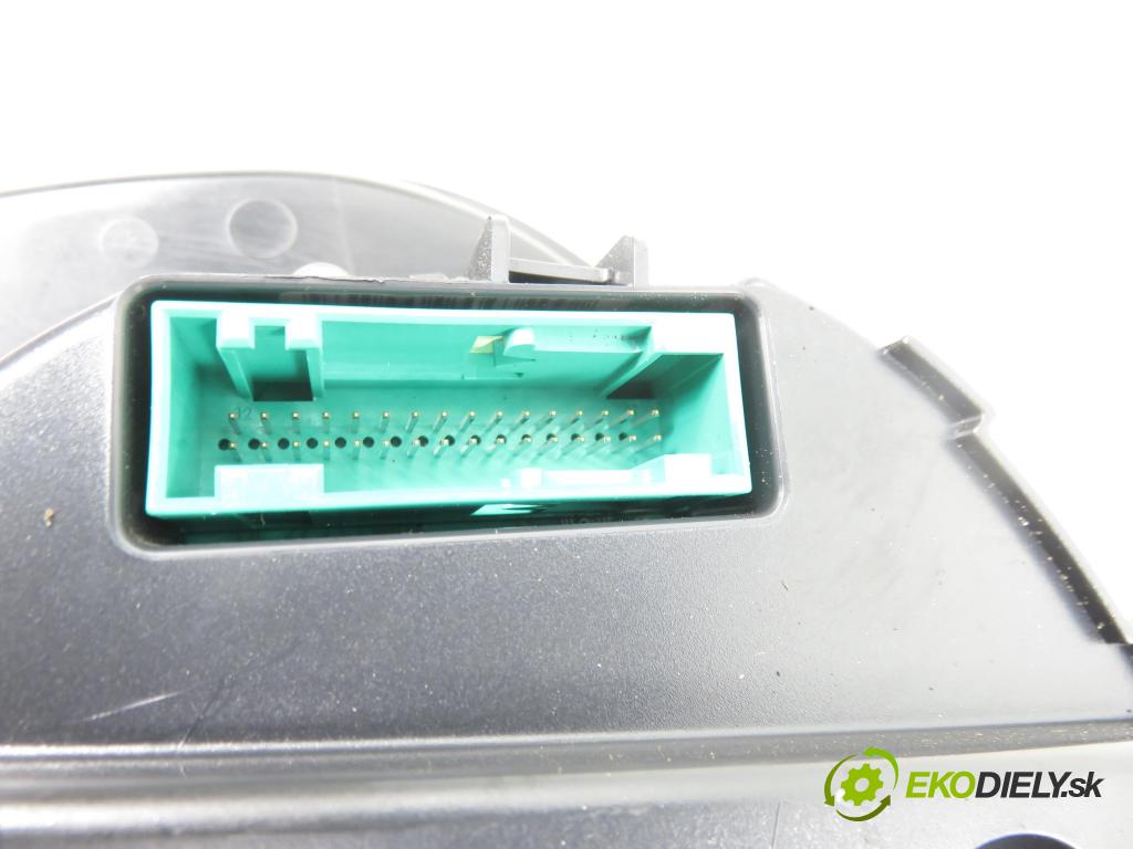 VW PASSAT B5.5 (3B3) SEDAN 2001 85,00 2 - AZM 1984,00 Prístrojovka elektrický 3B0920807