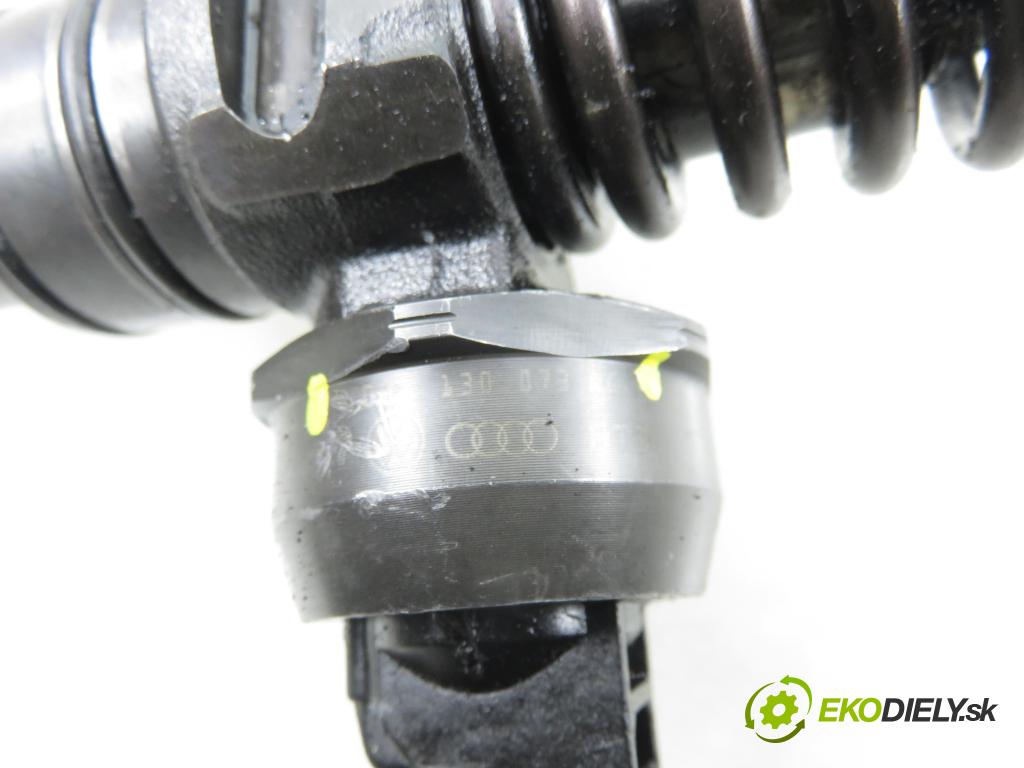 VW PASSAT B6 (3C2) SEDAN 2005 77,00 1.9 TDI PD 105 - BKC 1896,00 Vstrekovač 038130073AG (Vstrekovač paliva)