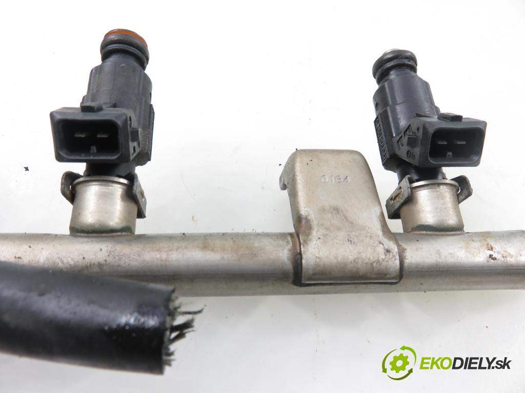 AUDI A4 Avant (8E5, B6) KOMBI 2004 140,00 1.8 T quattro - BEX 1781,00 Lišta vstrekovacia 06A906031BA ; 028015606 ; 06B133317AF (Vstrekovacia lišta)