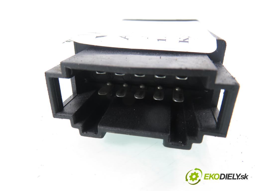 AUDI A3 (8L1) HB 2001 92,00 1.8 - AGN 1781,00 prepínač výstražných (núdzových)