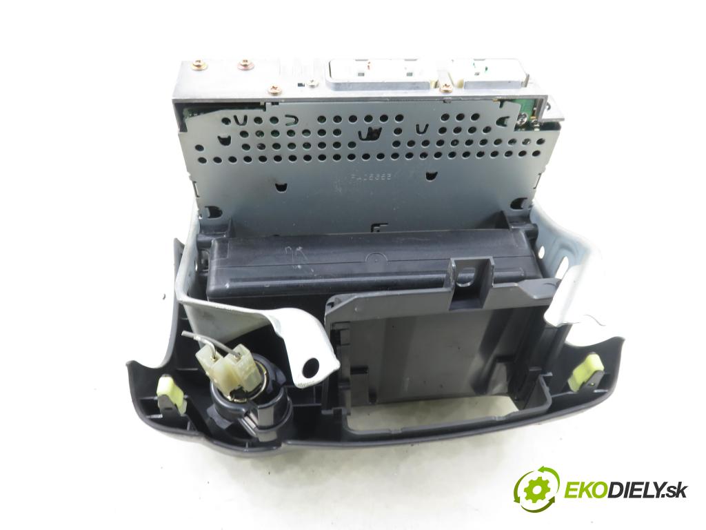 TOYOTA YARIS (_P1_) HB 2002 55,00 1.4 D-4D (NLP10_) - 1ND-TV 1364,00 RADIO CD 8612052030