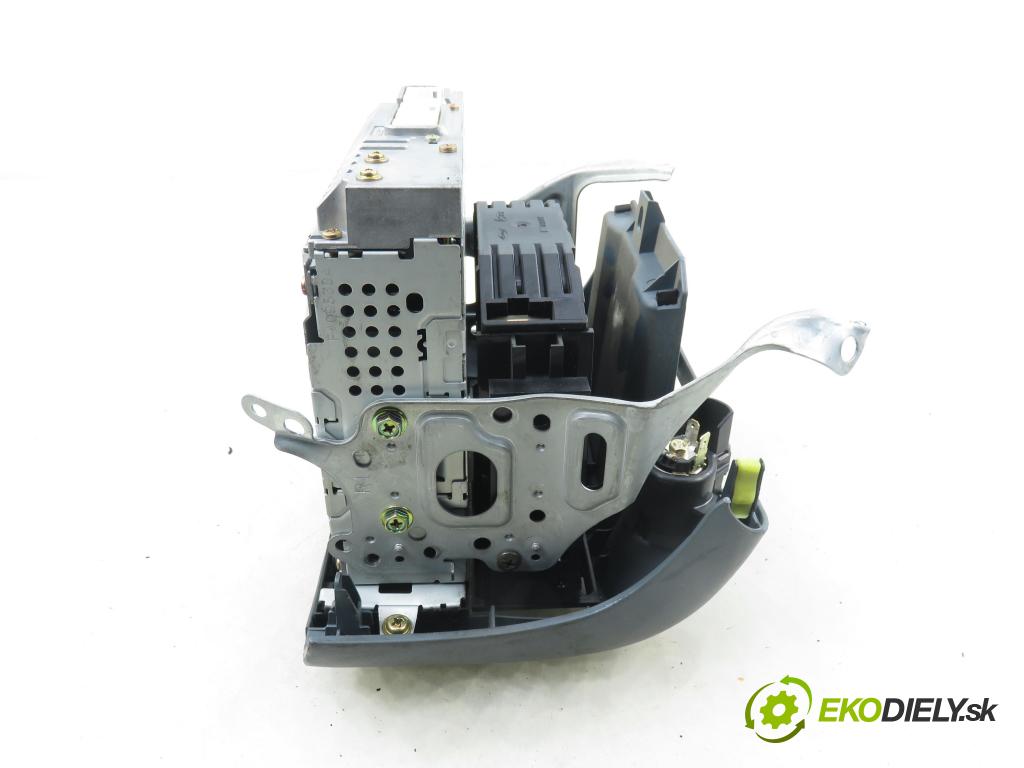 TOYOTA YARIS (_P1_) HB 2000 63,00 1.3 VVTi 86 - 2NZ-FE 1299,00 RADIO CD 8612052030