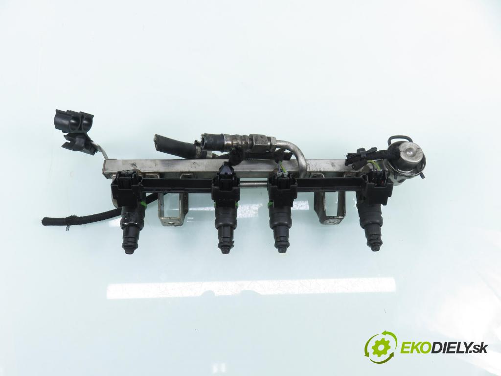 VW PASSAT B5.5 (3B3) SEDAN 2001 85,00 2 - AZM 1984,00 Lišta vstrekovacia 06B133313M (Vstrekovacia lišta)