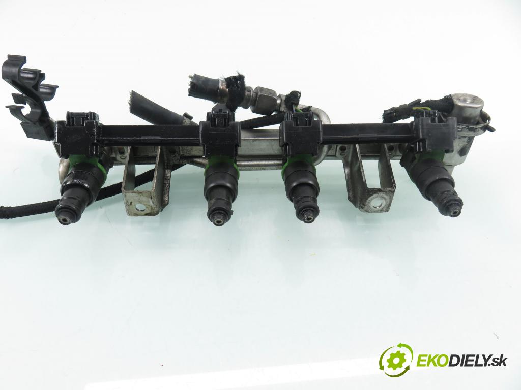 VW PASSAT B5.5 (3B3) SEDAN 2001 85,00 2 - AZM 1984,00 Lišta vstrekovacia 06B133313M (Vstrekovacia lišta)