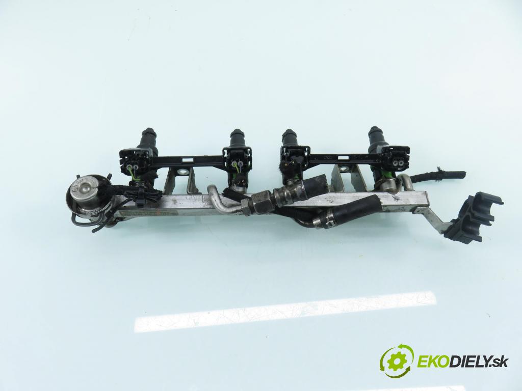 VW PASSAT B5.5 (3B3) SEDAN 2001 85,00 2 - AZM 1984,00 Lišta vstrekovacia 06B133313M (Vstrekovacia lišta)