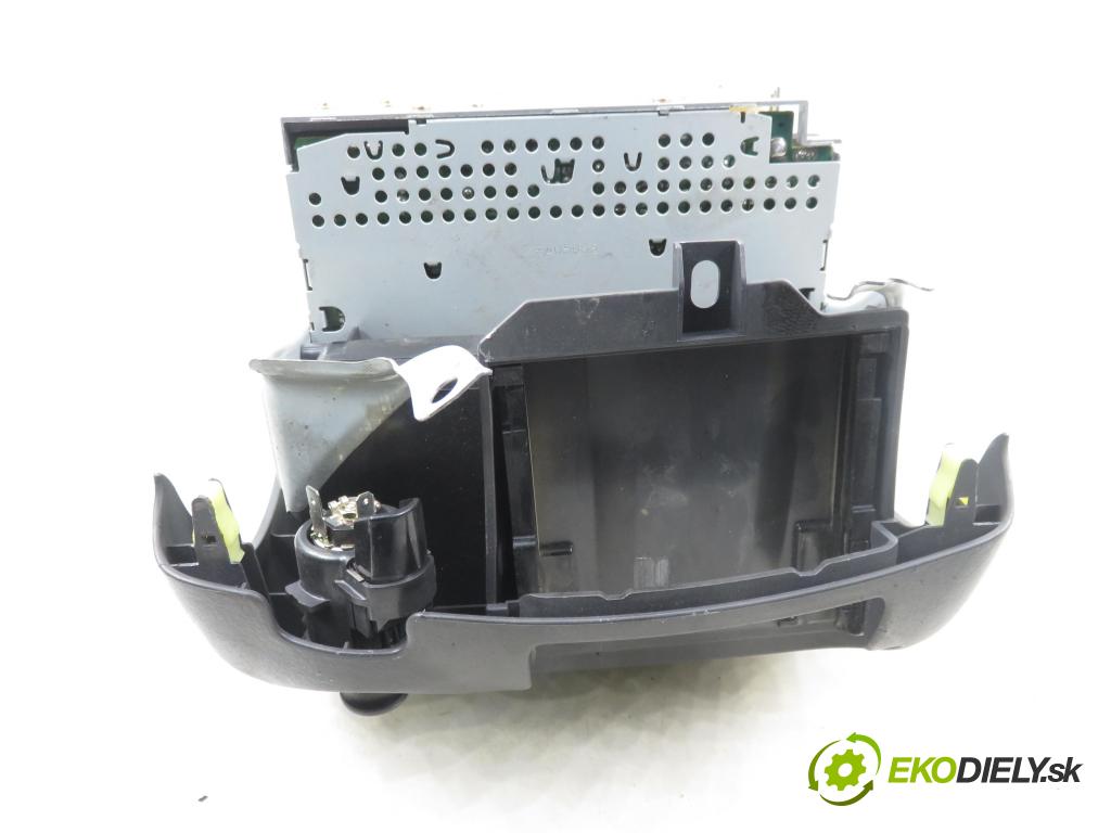 TOYOTA YARIS (_P1_) HB 2003 0,00 1.5 (NCP13_) - 1NZ-FE 1497,00 RADIO CD 8612052030